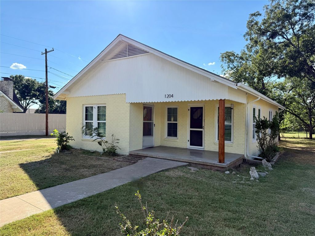 1204 Peach Street, Brady, TX 76825