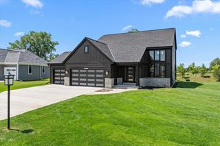 W251N2385 Valleyview CIRCLE, Pewaukee, WI 53072