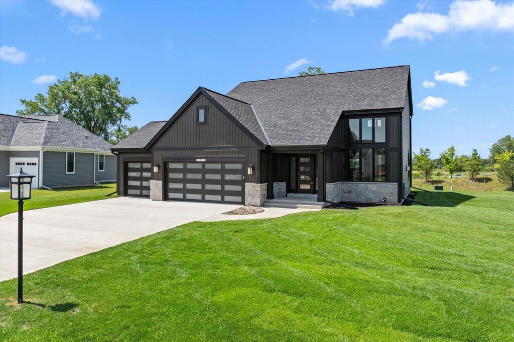 W251N2385 Valleyview CIRCLE, Pewaukee, WI 53072