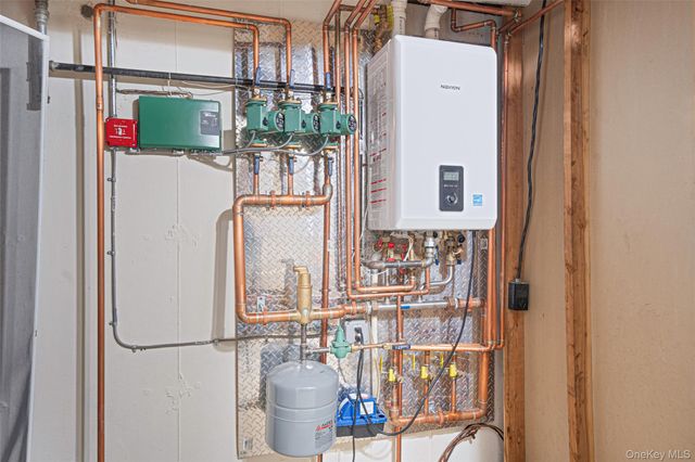 22 Jerusalem Hollow Road, Manorville, NY 11949