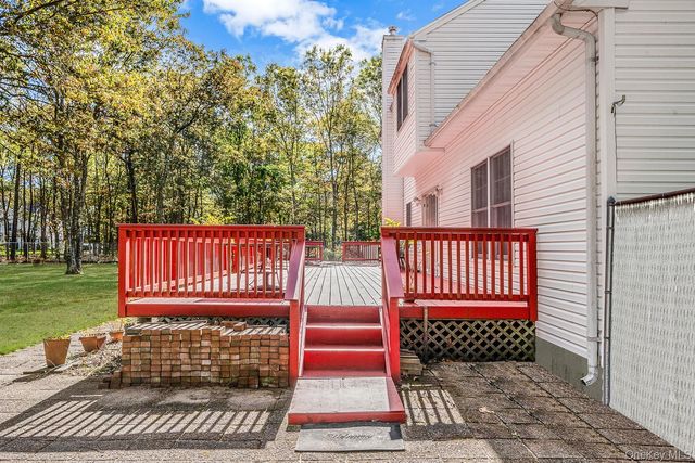 22 Jerusalem Hollow Road, Manorville, NY 11949