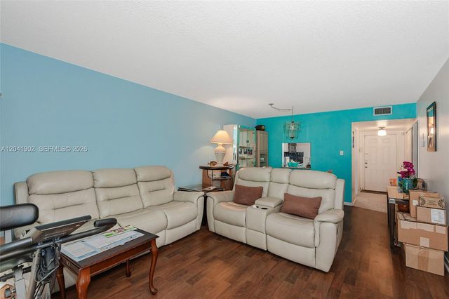 7200 NW 4th Place 101, Margate, FL 33063