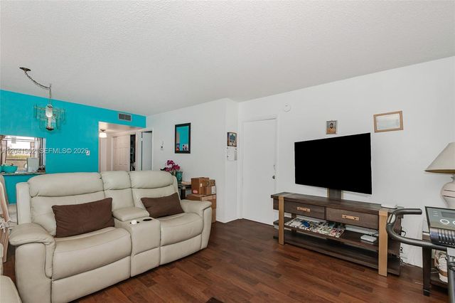 7200 NW 4th Place 101, Margate, FL 33063