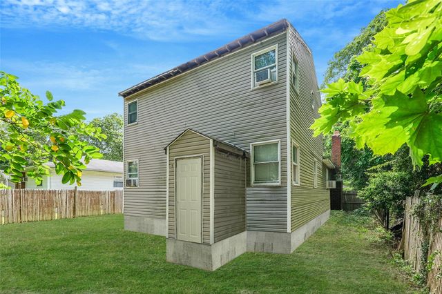 5 Broadway, Shirley, NY 11967