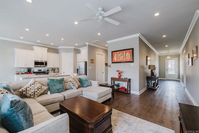 424 Valley Ranch Cir, Little Rock, AR 72223