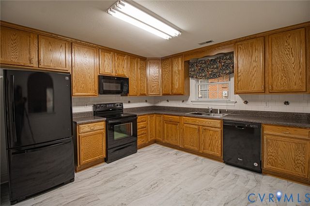 409 Cobblestone Dr, Hopewell, VA 23860