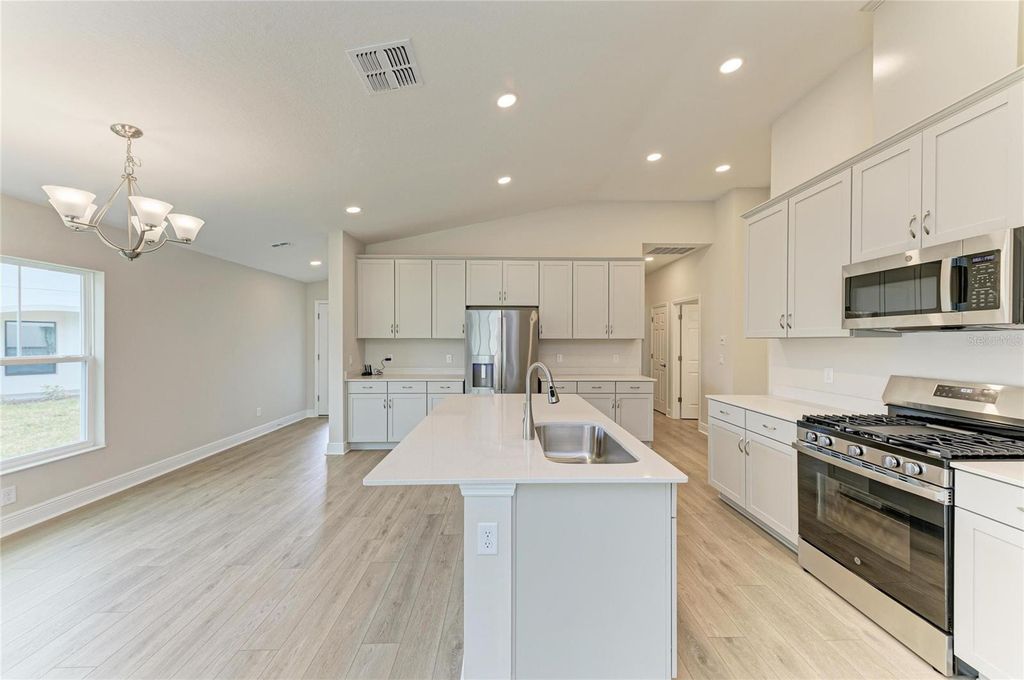 Image 12 of property listing at 12342 OAK HILL WAY, Parrish, FL 34219