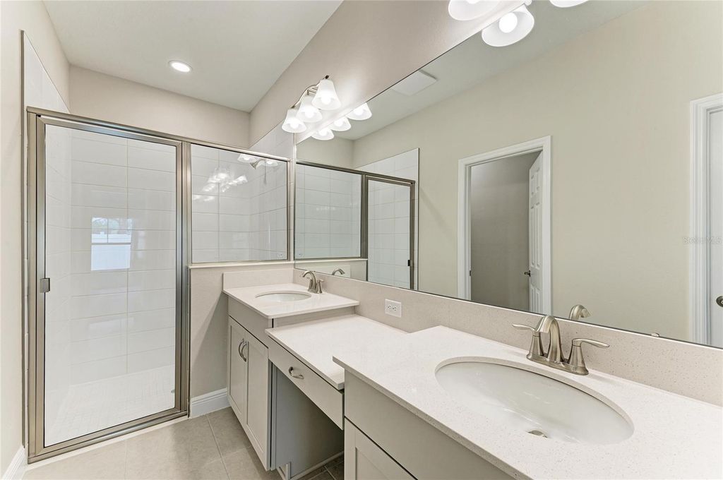 Image 7 of property listing at 12342 OAK HILL WAY, Parrish, FL 34219