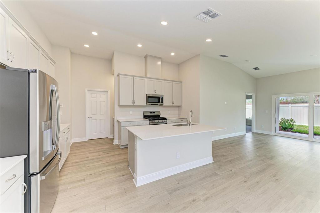 Image 10 of property listing at 12342 OAK HILL WAY, Parrish, FL 34219