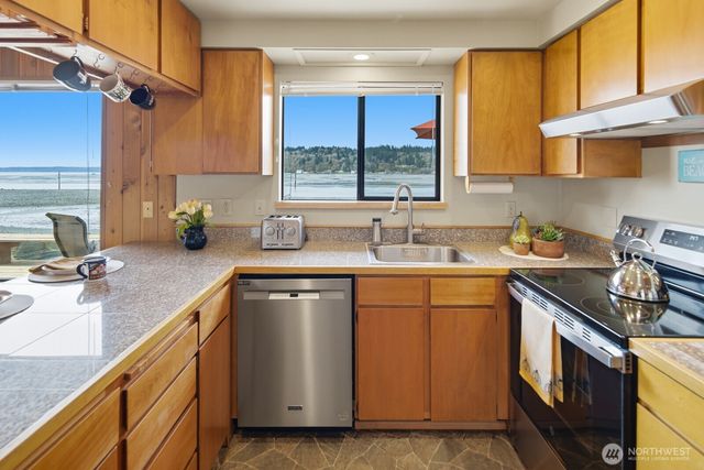 8208 Sandy Hook Drive, Clinton, WA 98236