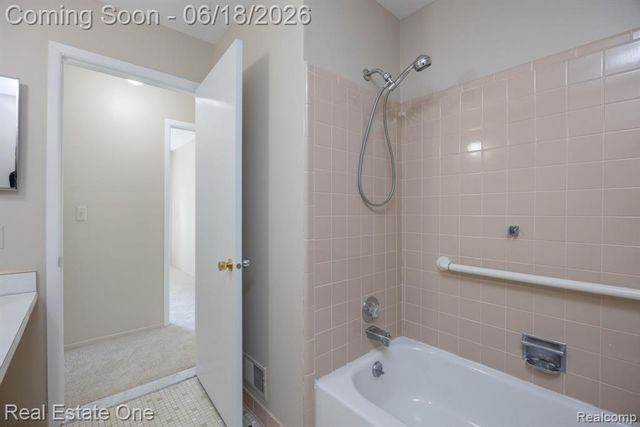 1534 Hidden Valley Lane, Rochester Hills, MI 48306