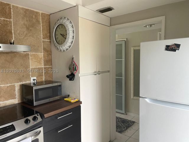 450 Golden Isles Dr 2F, Hallandale Beach, FL 33009