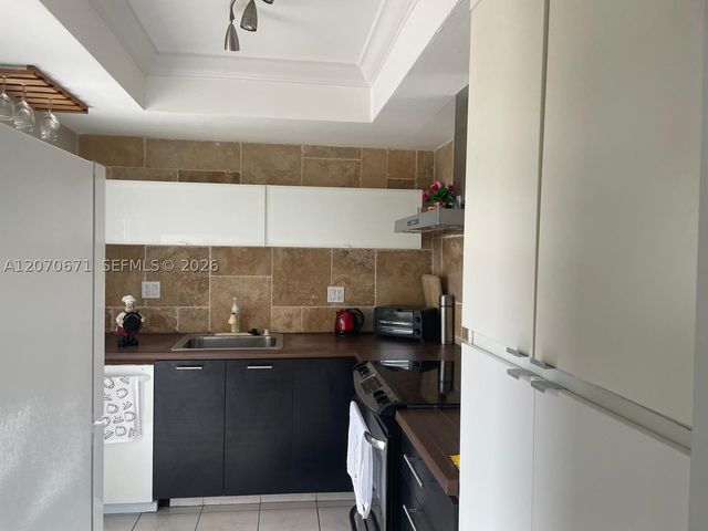 450 Golden Isles Dr 2F, Hallandale Beach, FL 33009