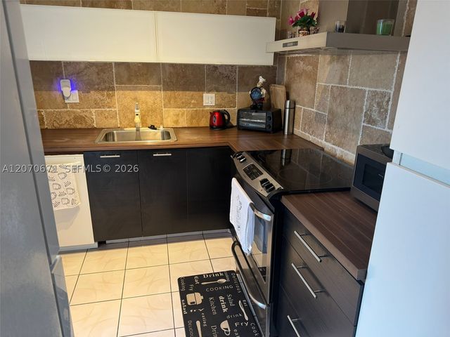450 Golden Isles Dr 2F, Hallandale Beach, FL 33009