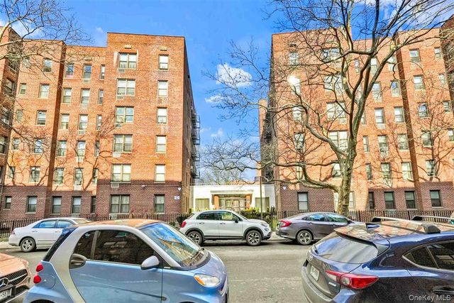 141-05 Pershing Crescent 516, Briarwood, NY 11435