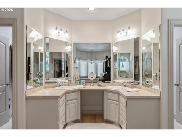 9380 Se KINGSWOOD Way, Damascus, OR 97089