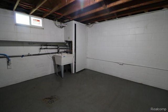 1404 S Graham Road, Flint, MI 48532