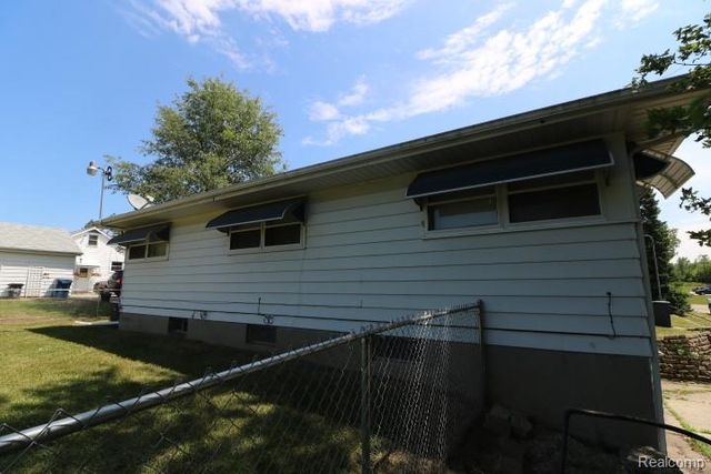 1404 S Graham Road, Flint, MI 48532