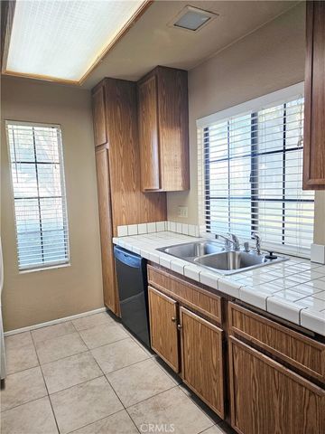 2554 Olive Drive 19, Palmdale, CA 93550