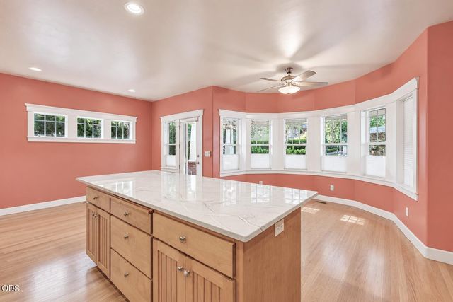 720 G Street, Jacksonville, OR 97530