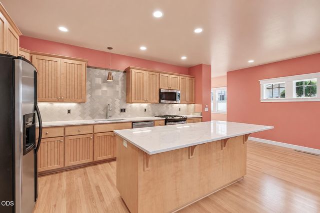 720 G Street, Jacksonville, OR 97530