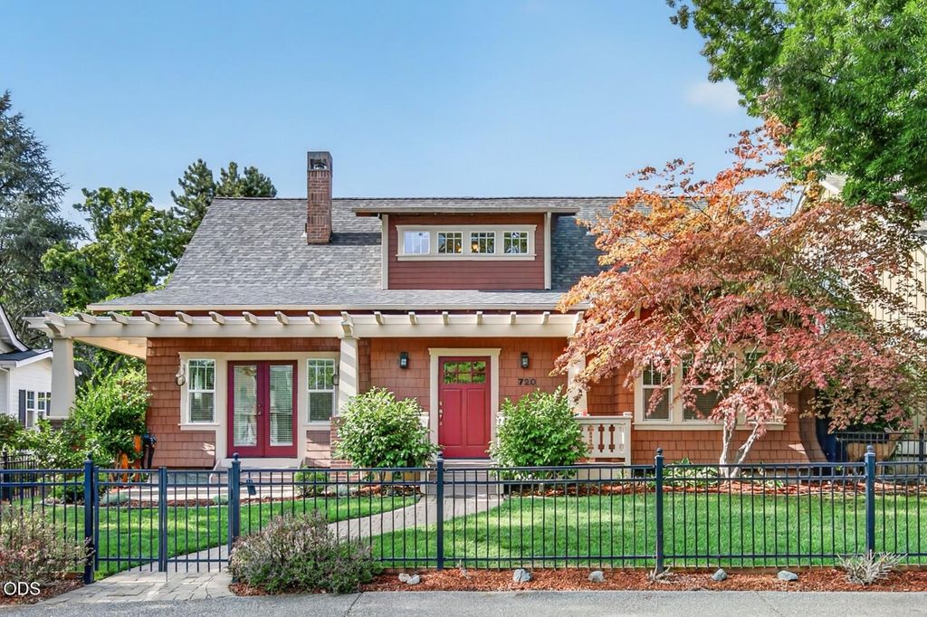 720 G Street, Jacksonville, OR 97530