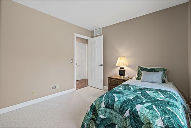 720 Mullady Parkway, Libertyville, IL 60048