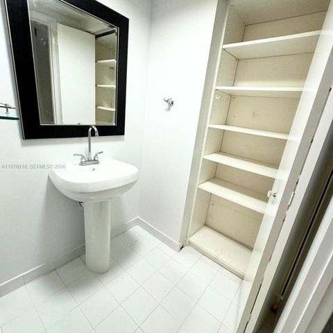 690 SW 1st Ct PHI24, Miami, FL 33130