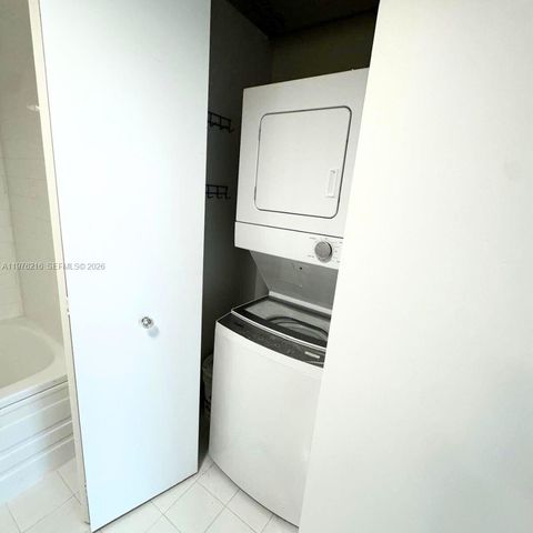 690 SW 1st Ct PHI24, Miami, FL 33130