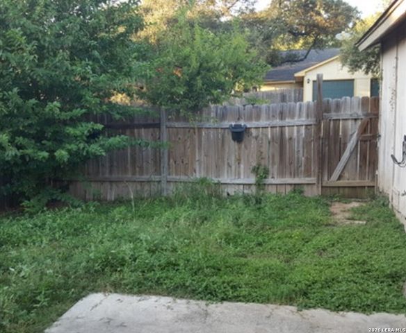 8913 Fall River Dr, San Antonio, TX 78250
