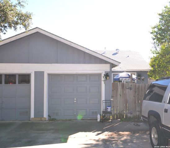 8913 Fall River Dr, San Antonio, TX 78250