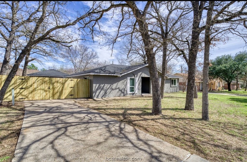 1115 Merry Oaks Drive, College Station, TX 77840