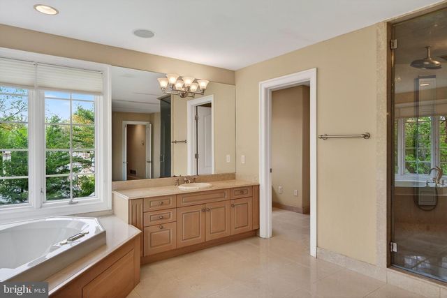 606 LONGCHAMPS DR, Devon, PA 19333