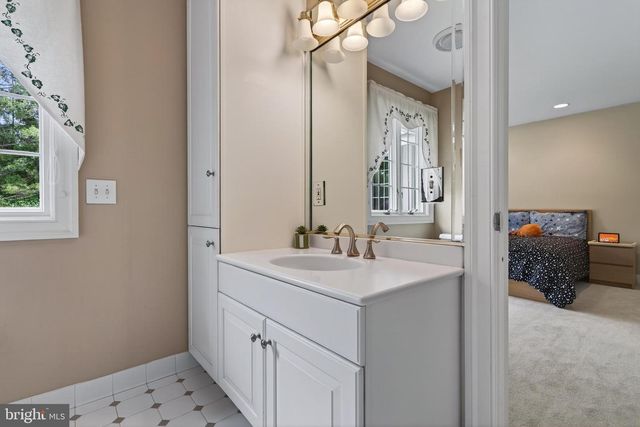 606 LONGCHAMPS DR, Devon, PA 19333