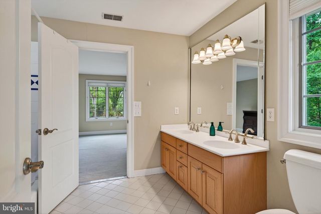 606 LONGCHAMPS DR, Devon, PA 19333