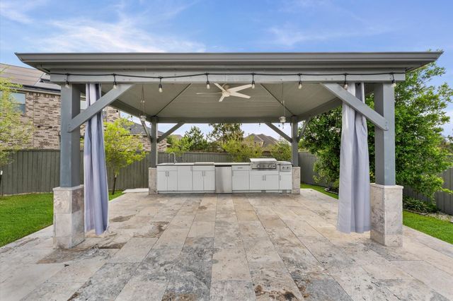 7 Hyacinth Blossom Court, Tomball, TX 77375