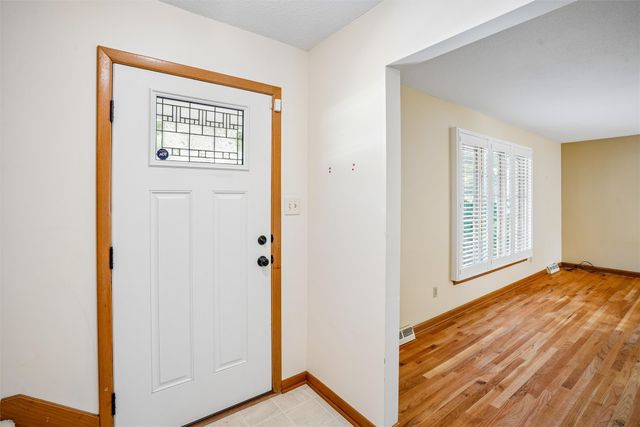 8666 Sunny Hill Drive, Clive, IA 50325