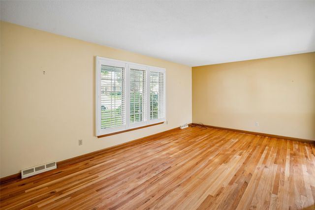 8666 Sunny Hill Drive, Clive, IA 50325