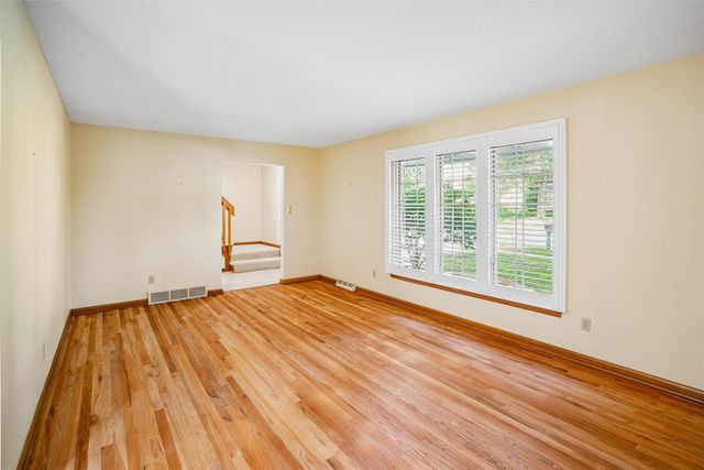 8666 Sunny Hill Drive, Clive, IA 50325