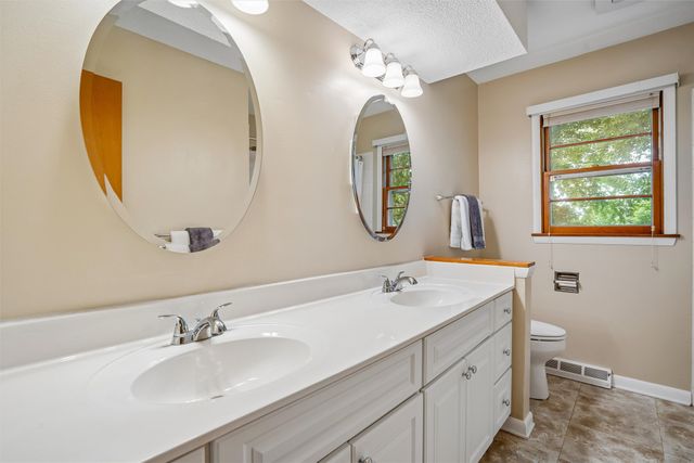 8666 Sunny Hill Drive, Clive, IA 50325