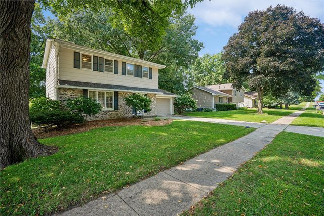 8666 Sunny Hill Drive, Clive, IA 50325