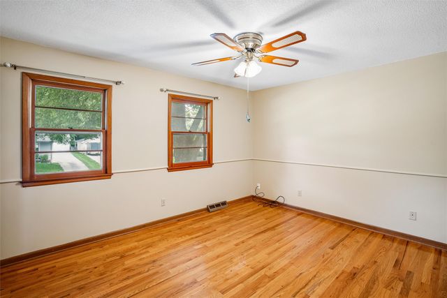 8666 Sunny Hill Drive, Clive, IA 50325
