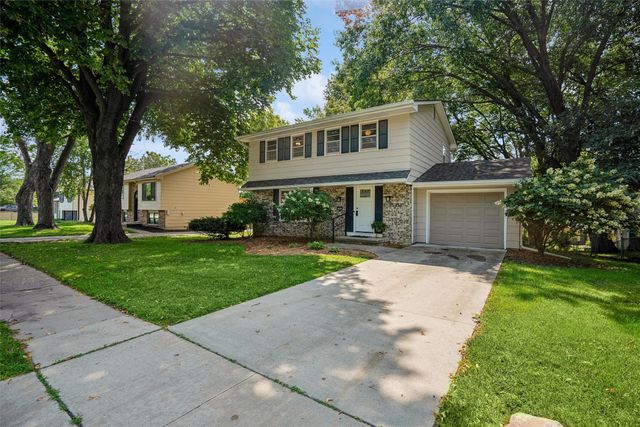 8666 Sunny Hill Drive, Clive, IA 50325