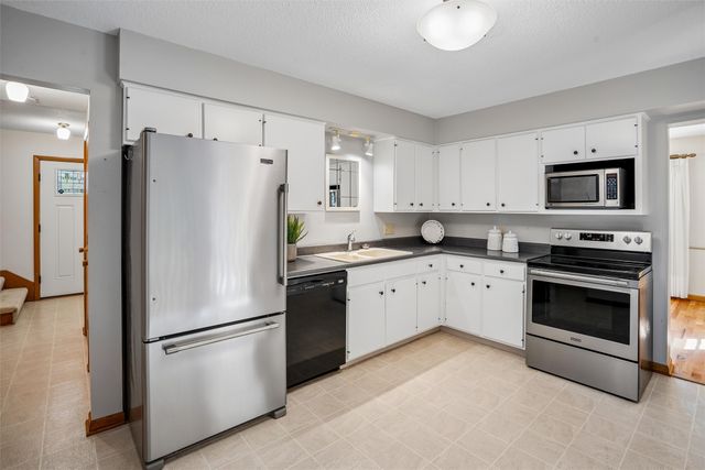 8666 Sunny Hill Drive, Clive, IA 50325