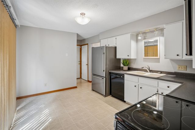 8666 Sunny Hill Drive, Clive, IA 50325
