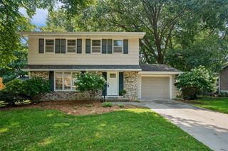 8666 Sunny Hill Drive, Clive, IA 50325
