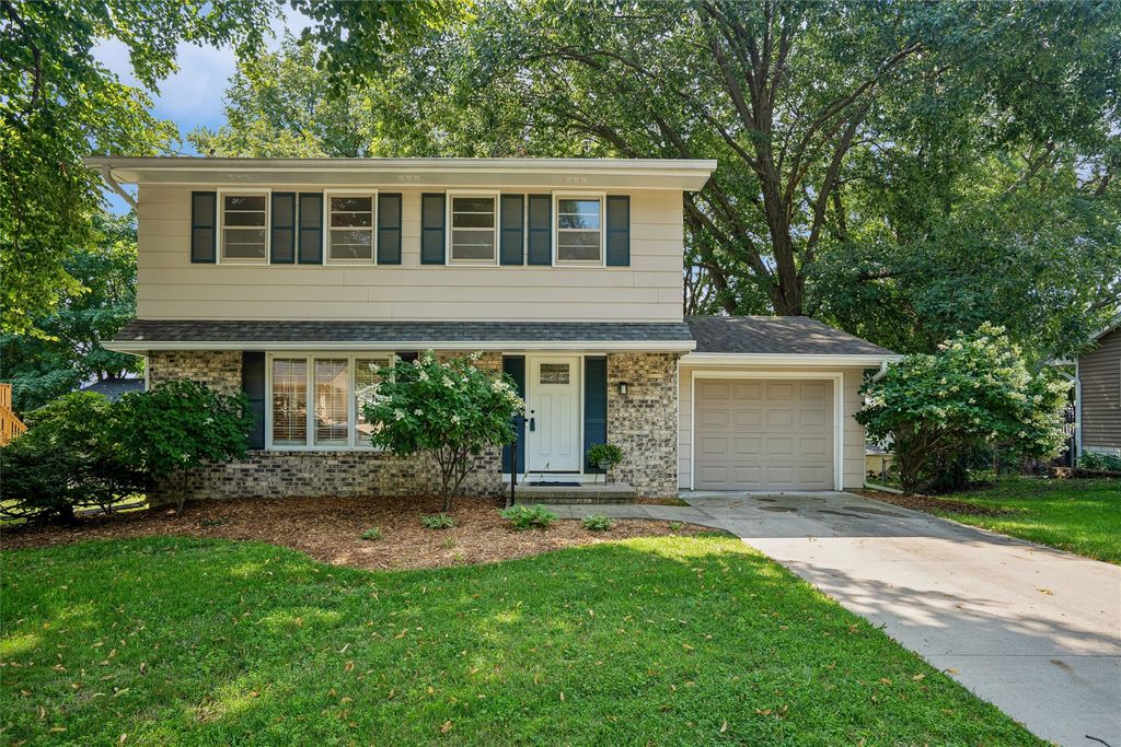 8666 Sunny Hill Drive, Clive, IA 50325