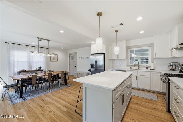 1004 Meadow Heights Drive, Jackson, MS 39206