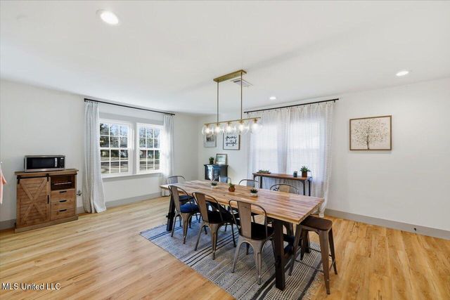 1004 Meadow Heights Drive, Jackson, MS 39206