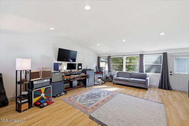 1004 Meadow Heights Drive, Jackson, MS 39206